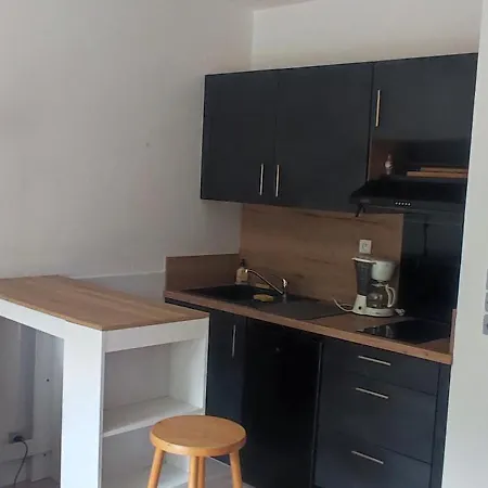 2 Pièces De Plein Pied Au Coeur Du Village A Deux Pas De La Avec Extérieur Et Parking Prive Saint-Georges-de-Didonne