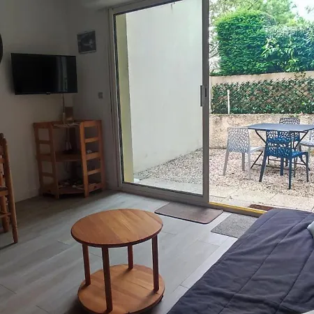 2 Pièces De Plein Pied Au Coeur Du Village A Deux Pas De La Avec Extérieur Et Parking Prive Appartement *